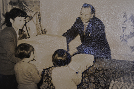 慰問に訪れた来賓と、こどもたちの様子（古い写真）