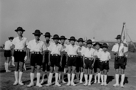 帽子をかぶって整列するスポーツ少年団のこどもたち（白黒写真）