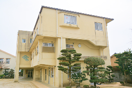 個室などを増築した園舎の外観